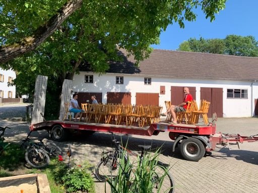 Transport Stühle Kirche beim Ertl während Corona